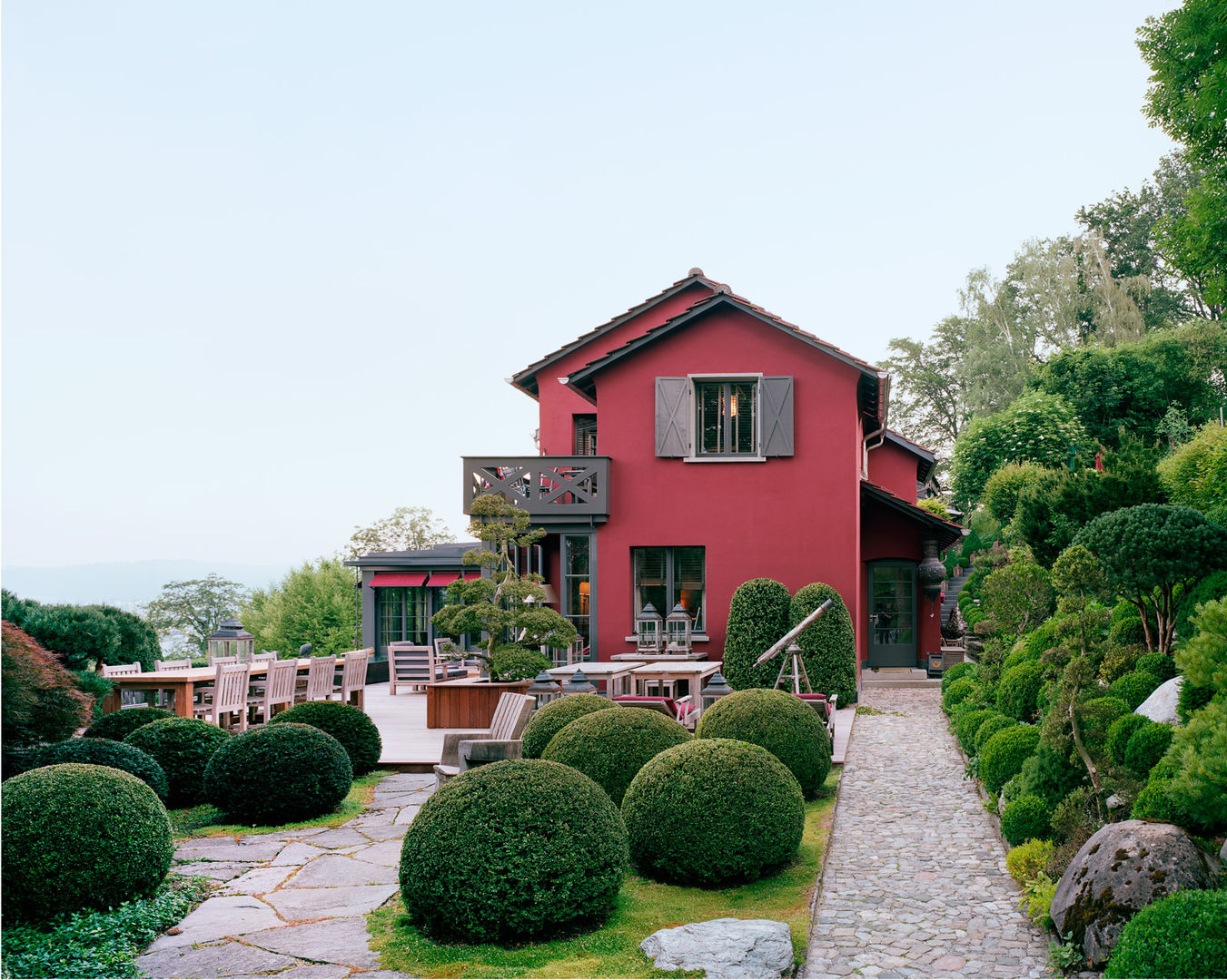 Vom japanischen Garten aus gesehen. Lando Rossmaier Architekten AG Balkon, Veranda & Terrasse im Landhausstil Pflanzen und Blumen
