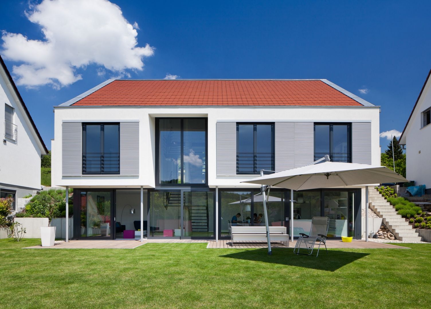 Auf Zukunft gesetzt- Wohnhaus in Bruchsal, STIEBEL ELTRON GmbH & Co. KG STIEBEL ELTRON GmbH & Co. KG Moderne Häuser Himmel,Anlage,Wolke,Fenster,Gebäude,Schatten,Haus,Grundstück,Gras,Immobilie