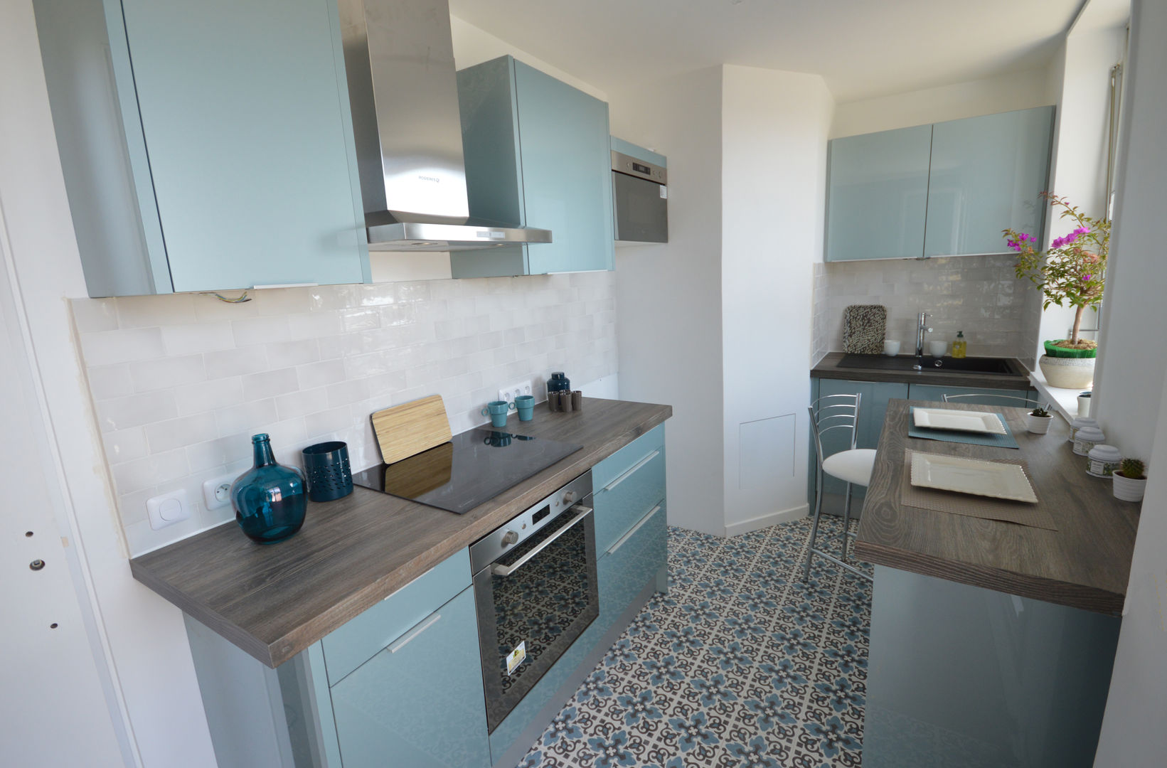 Cuisine bleu acier vintage carreaux de ciment, Parisdinterieur Parisdinterieur Кухня