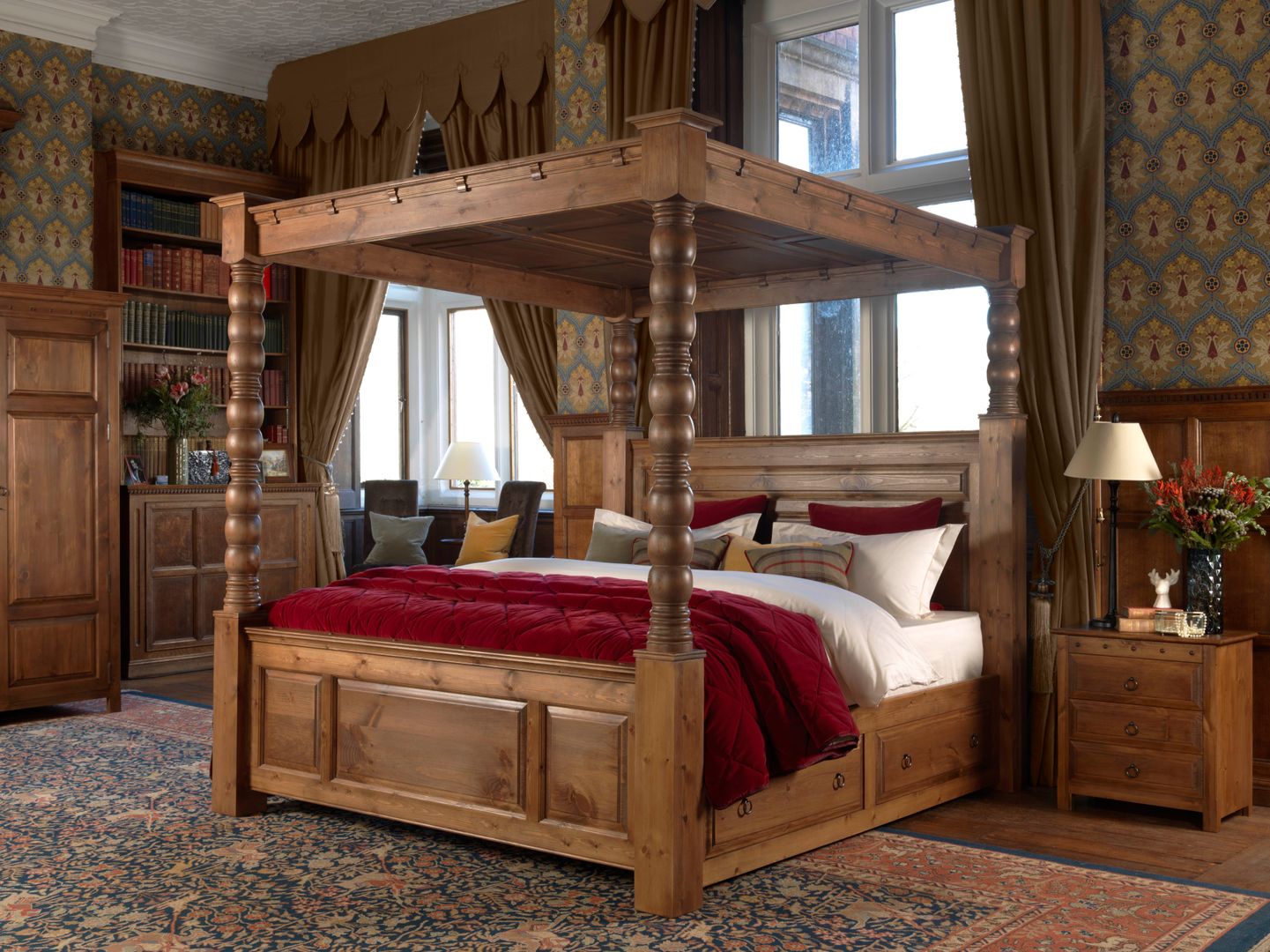 The Ambassador Four Poster Bed Revival Beds クラシカルスタイルの 寝室 ベッド＆ヘッドボード