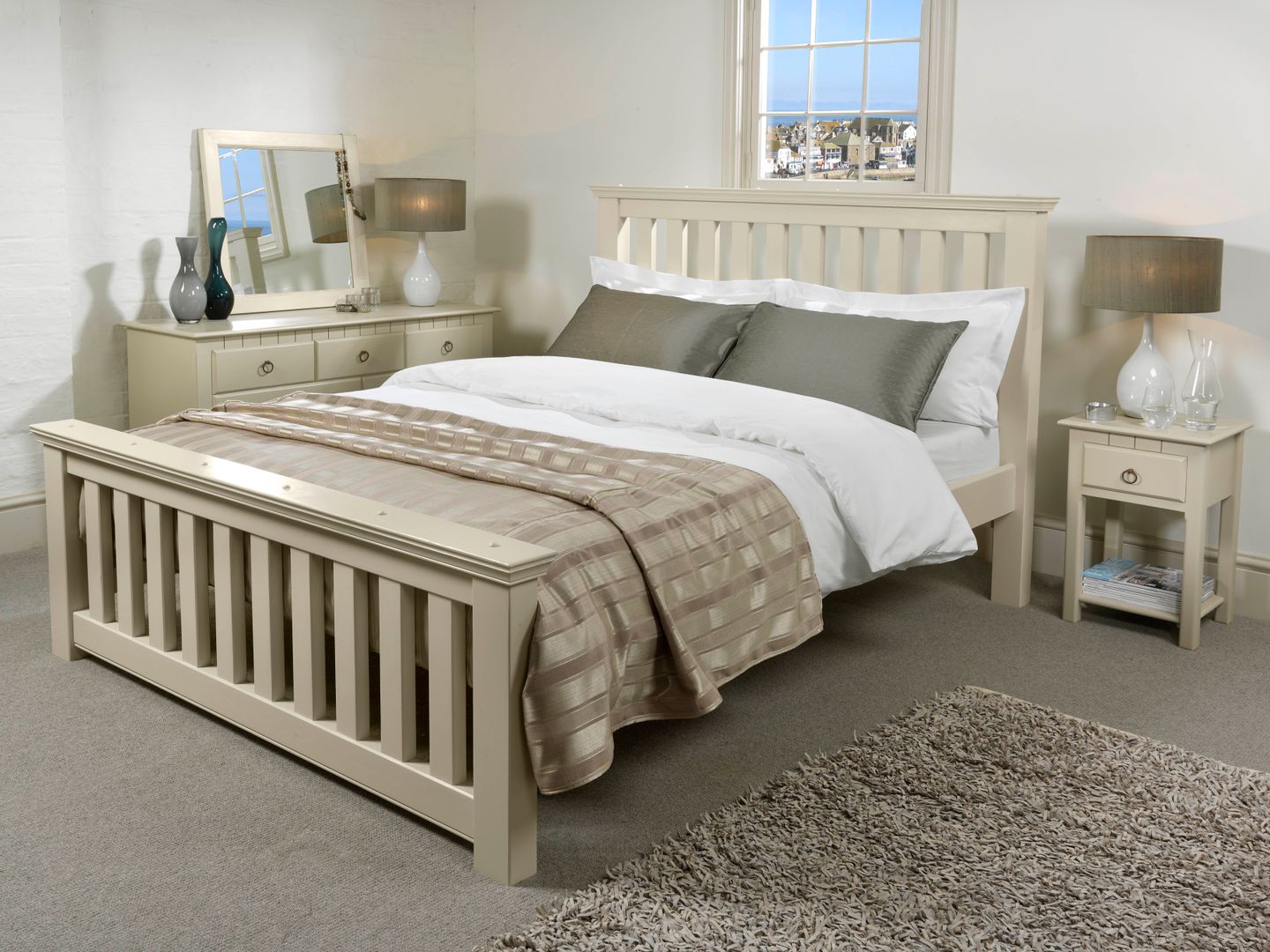 The Maine New England Bed Revival Beds モダンスタイルの寝室 ベッド＆ヘッドボード