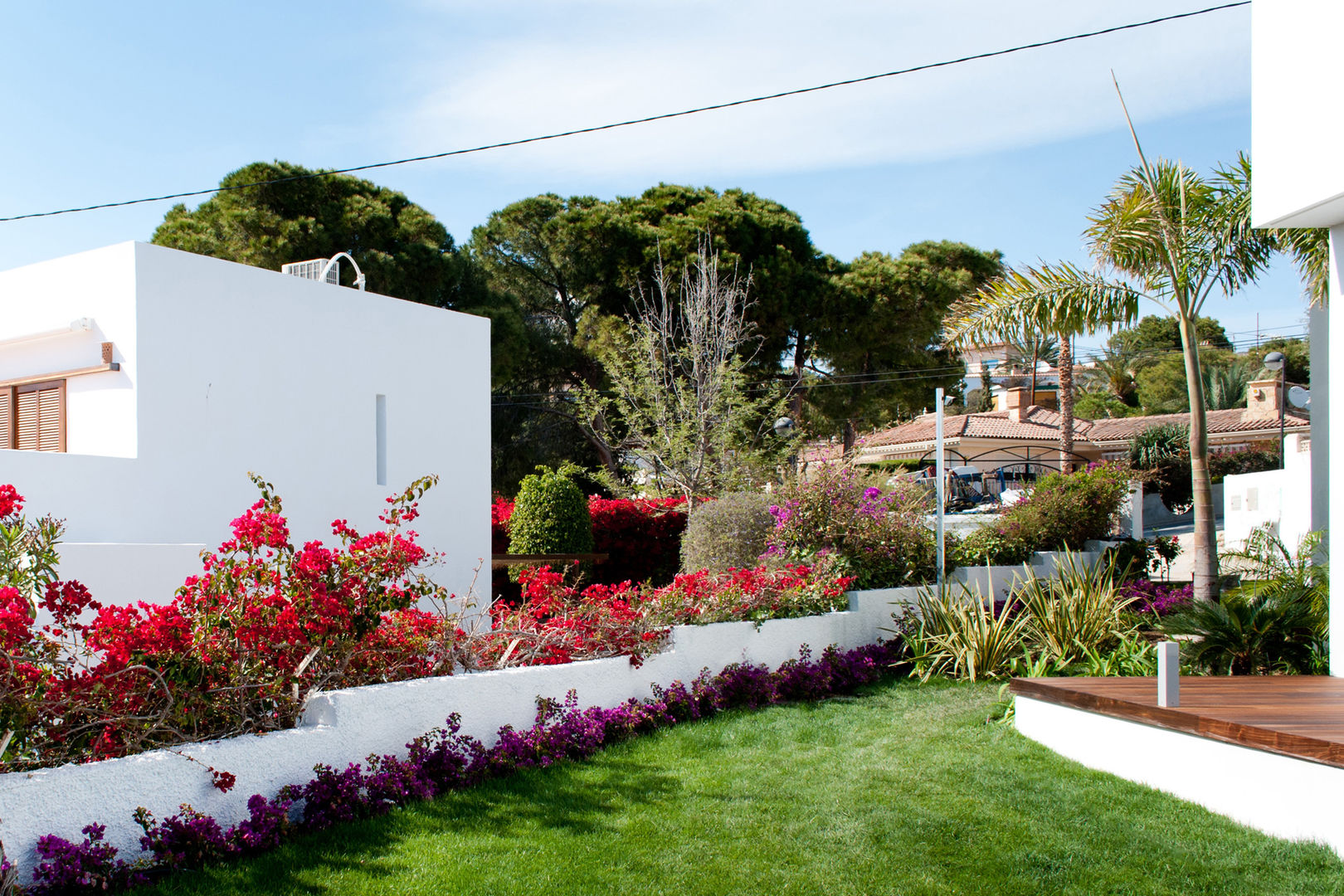 Un jardín con vistas. Diseño de jardín mediterráneo en Alicante, David Jiménez. Arquitectura y paisaje David Jiménez. Arquitectura y paisaje Vườn phong cách kinh điển