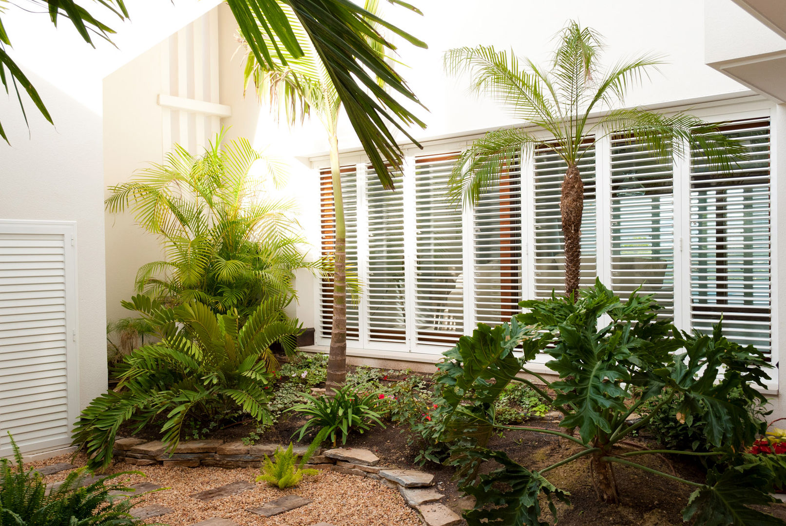 Jardín de matices en villa alicantina, David Jiménez. Arquitectura y paisaje David Jiménez. Arquitectura y paisaje Vườn phong cách kinh điển