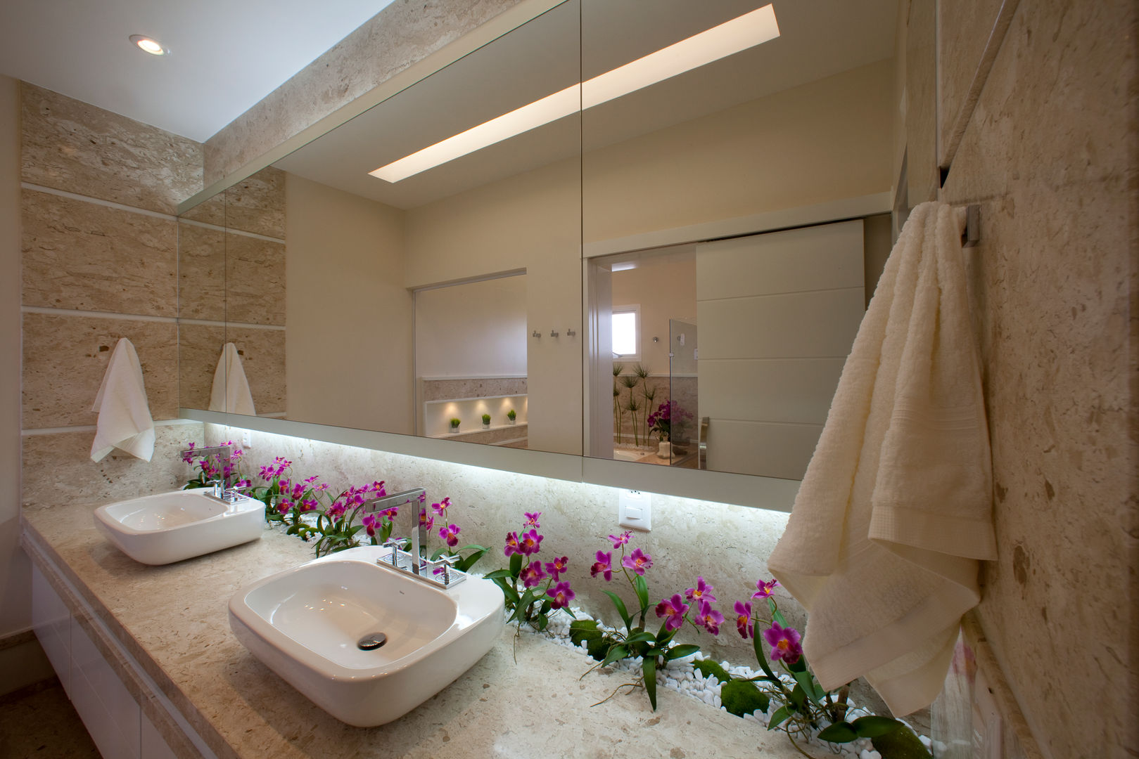 homify Modern bathroom