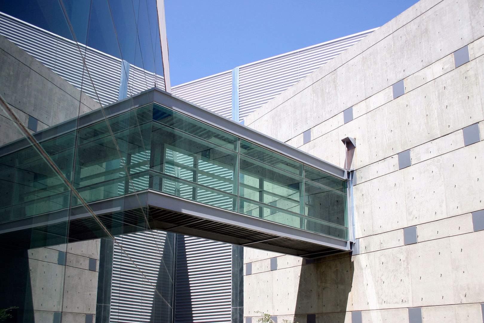 Puente del acervo a la sala de lectura LEAP Laboratorio en Arquitectura Progresiva Espacios comerciales Escuelas