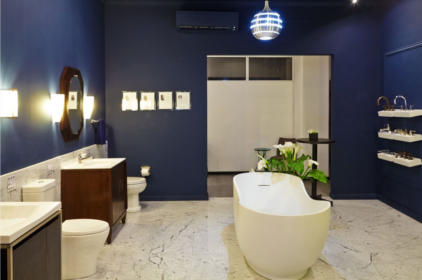 SHOWROOM KOHLER EN GAMA ELITE, Gama Elite Gama Elite Ванная комната в стиле модерн Ванны и душевые