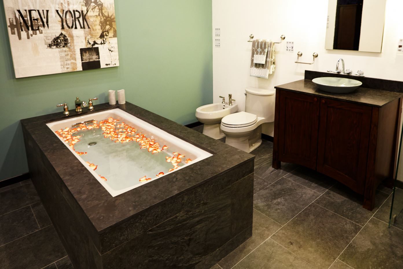 SHOWROOM KOHLER EN GAMA ELITE, Gama Elite Gama Elite Modern bathroom Bathtubs & showers