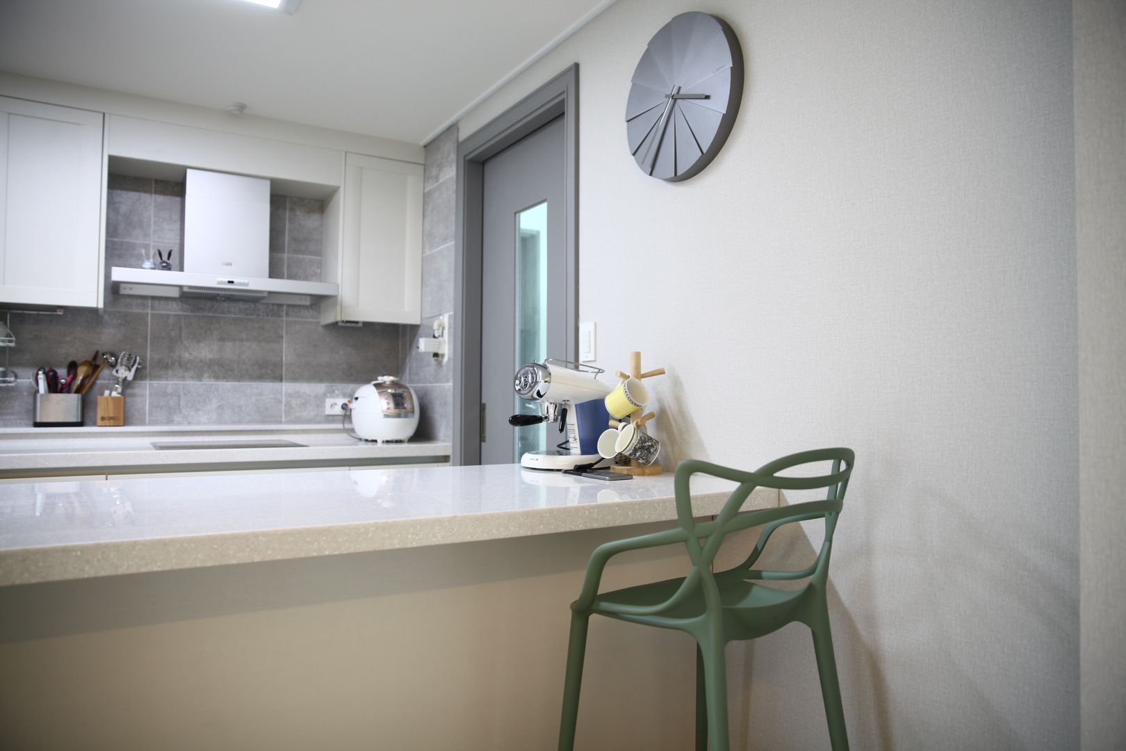 모던함과 따뜻함이 공존하는 아파트, 1204디자인 1204디자인 Modern kitchen