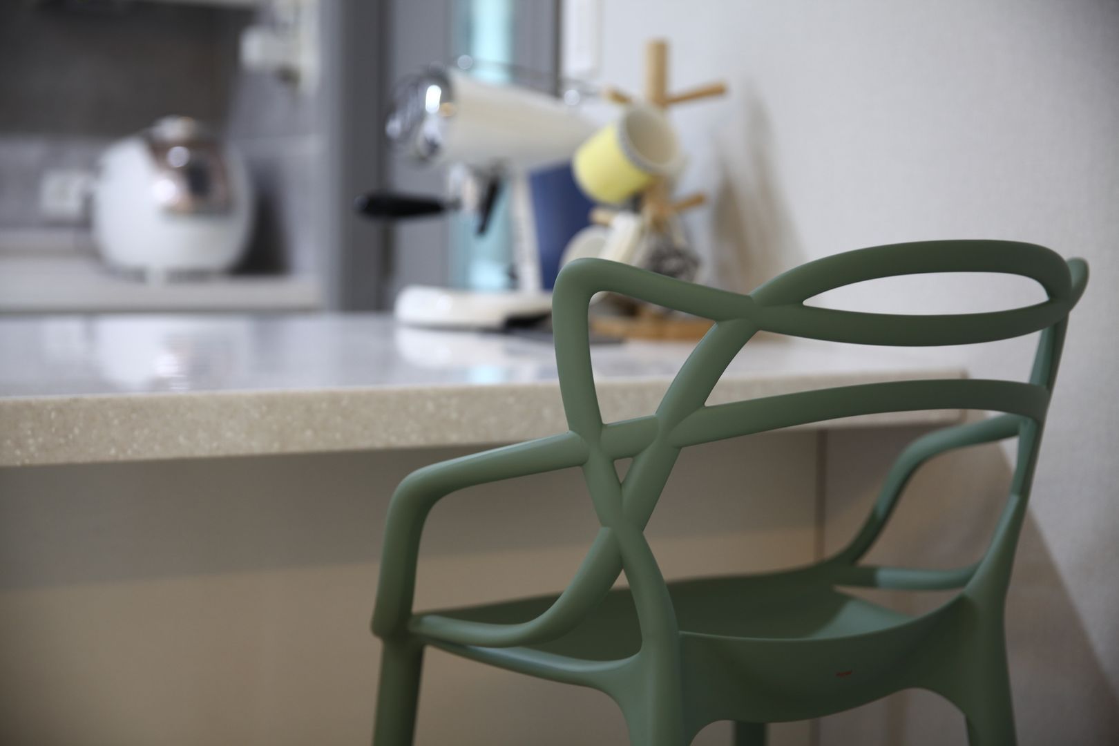 모던함과 따뜻함이 공존하는 아파트, 1204디자인 1204디자인 Kitchen Tables & chairs