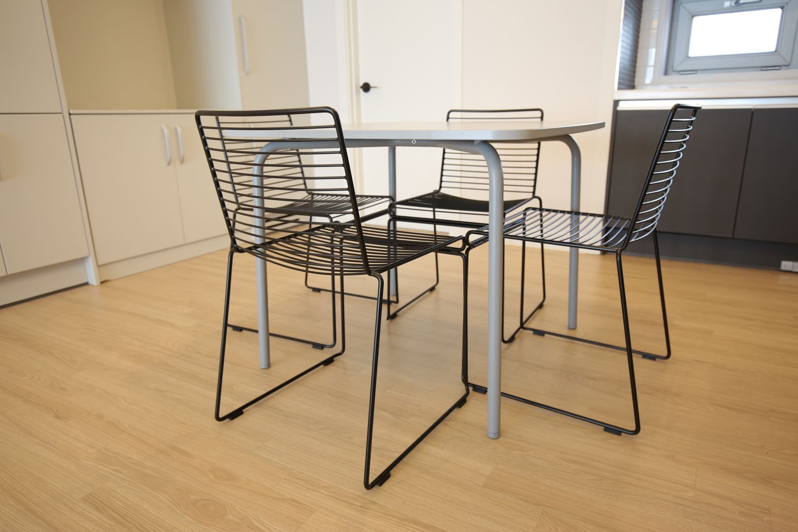 심플한 라이프 스타일의 아파트, 1204디자인 1204디자인 Modern Kitchen Tables & chairs