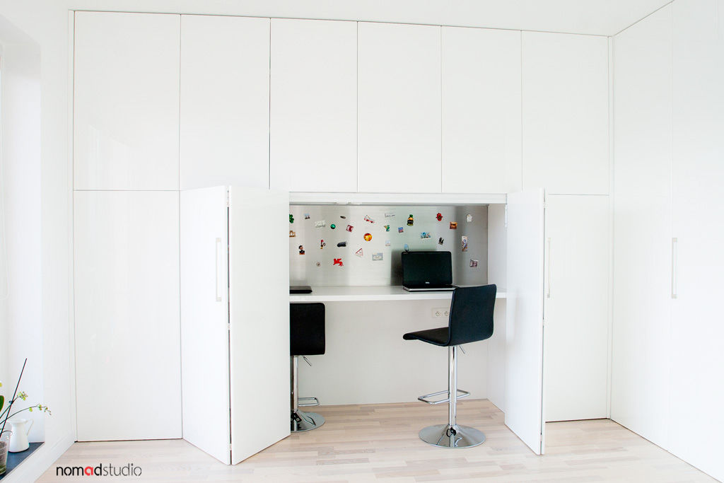 czarno - biała kawalerka nomad studio Minimalistyczne domowe biuro i gabinet