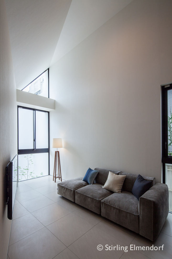 nakayamate street House / 中山手通の家, fujihara architects fujihara architects Minimalist living room
