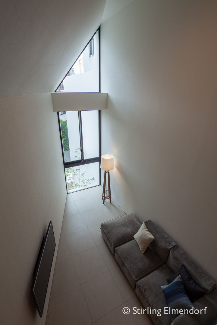 nakayamate street House / 中山手通の家, fujihara architects fujihara architects Salones de estilo minimalista