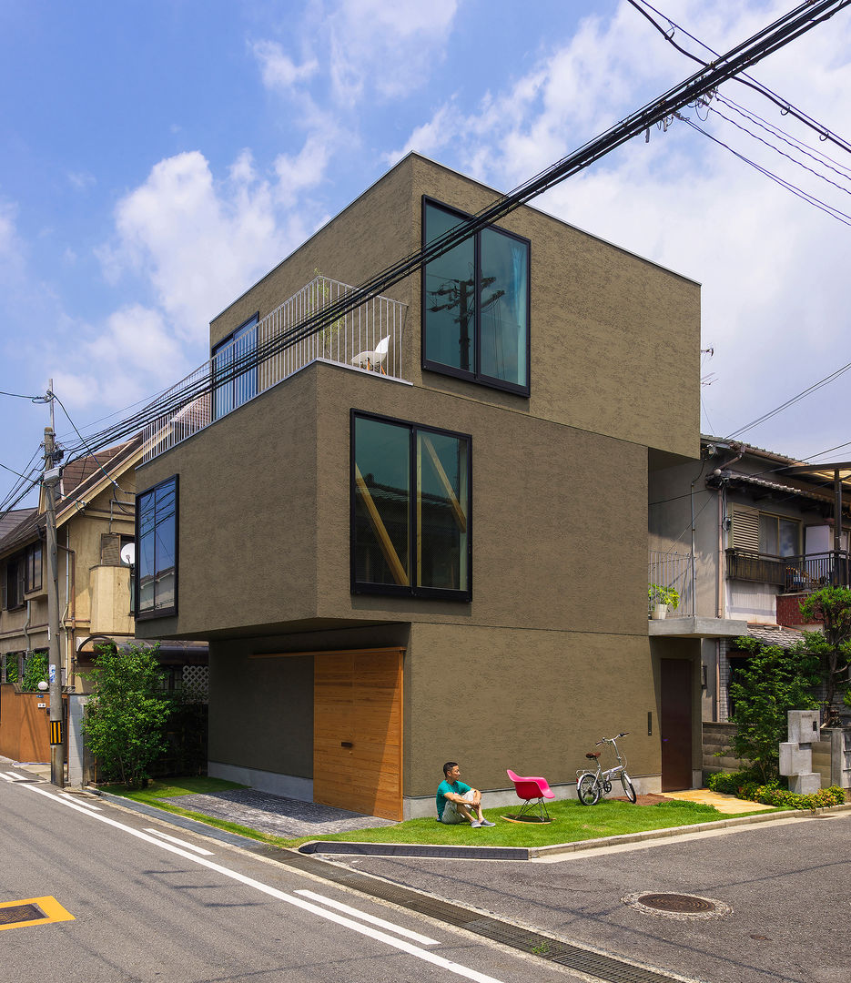 Y-House, タカヤマ建築事務所 タカヤマ建築事務所 ミニマルな 家 空,雲,植物,建物,窓,アーバンデザイン,家,木,アスファルト,コンドミニアム