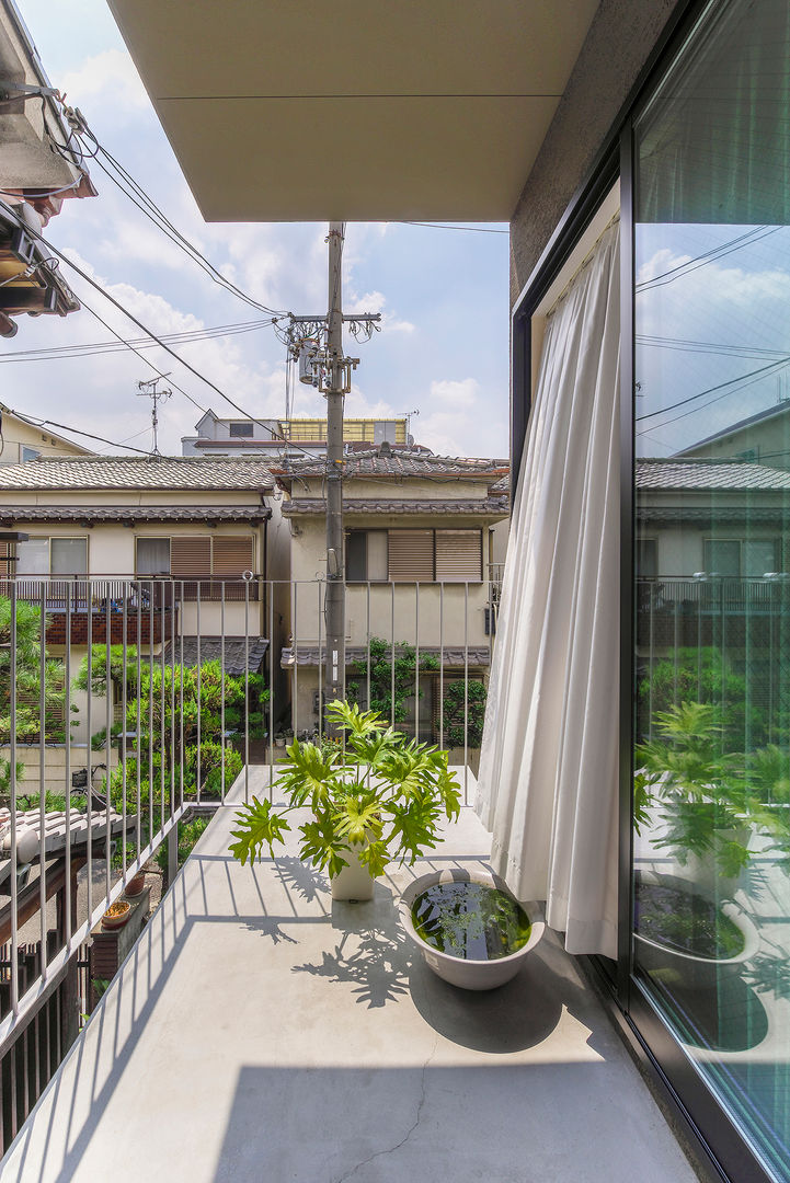 Y-House, タカヤマ建築事務所 タカヤマ建築事務所 Minimalist Balkon, Veranda & Teras