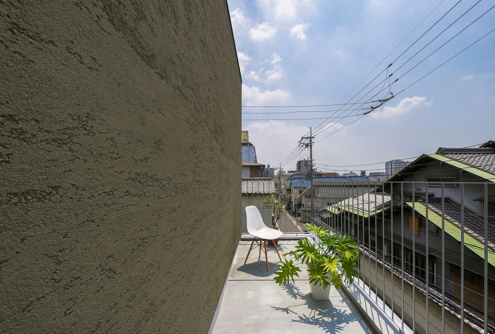 Y-House, タカヤマ建築事務所 タカヤマ建築事務所 Minimalist balcony, veranda & terrace