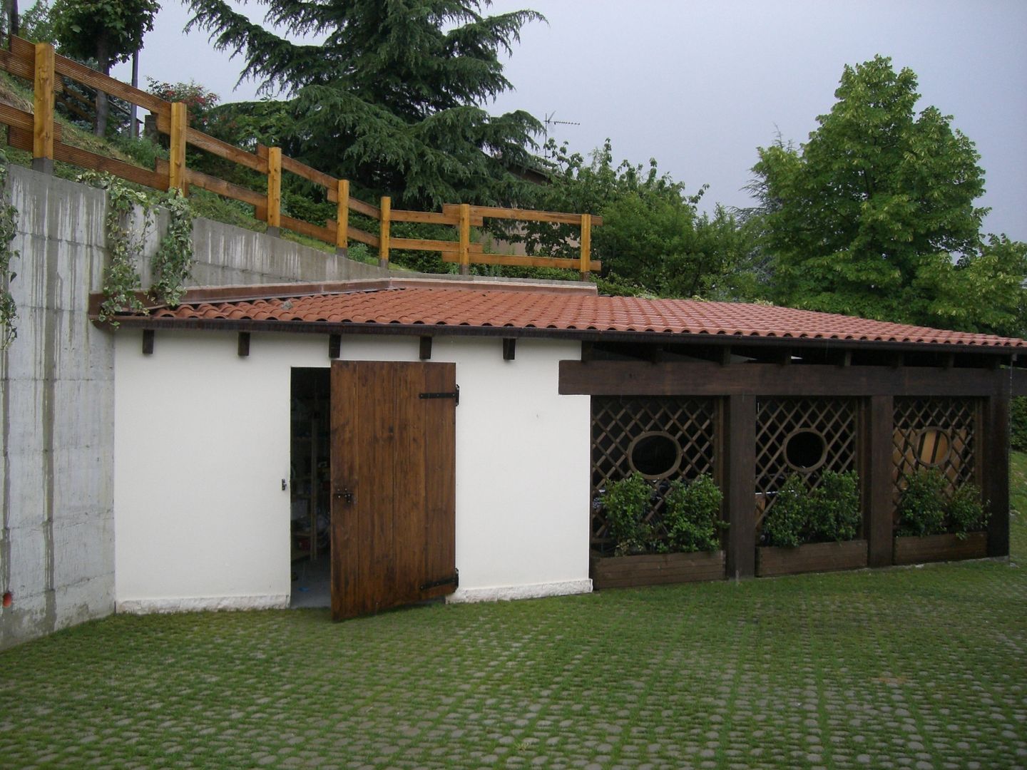 Edificio unifamiliare, STUDIO DI ARCHITETTURA CLEMENTI STUDIO DI ARCHITETTURA CLEMENTI Classic style garage/shed