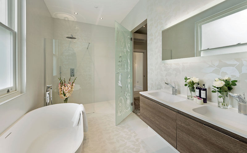 Family bathroom with Porcel-Thin wall and floor tiles homify حمام ديكورات