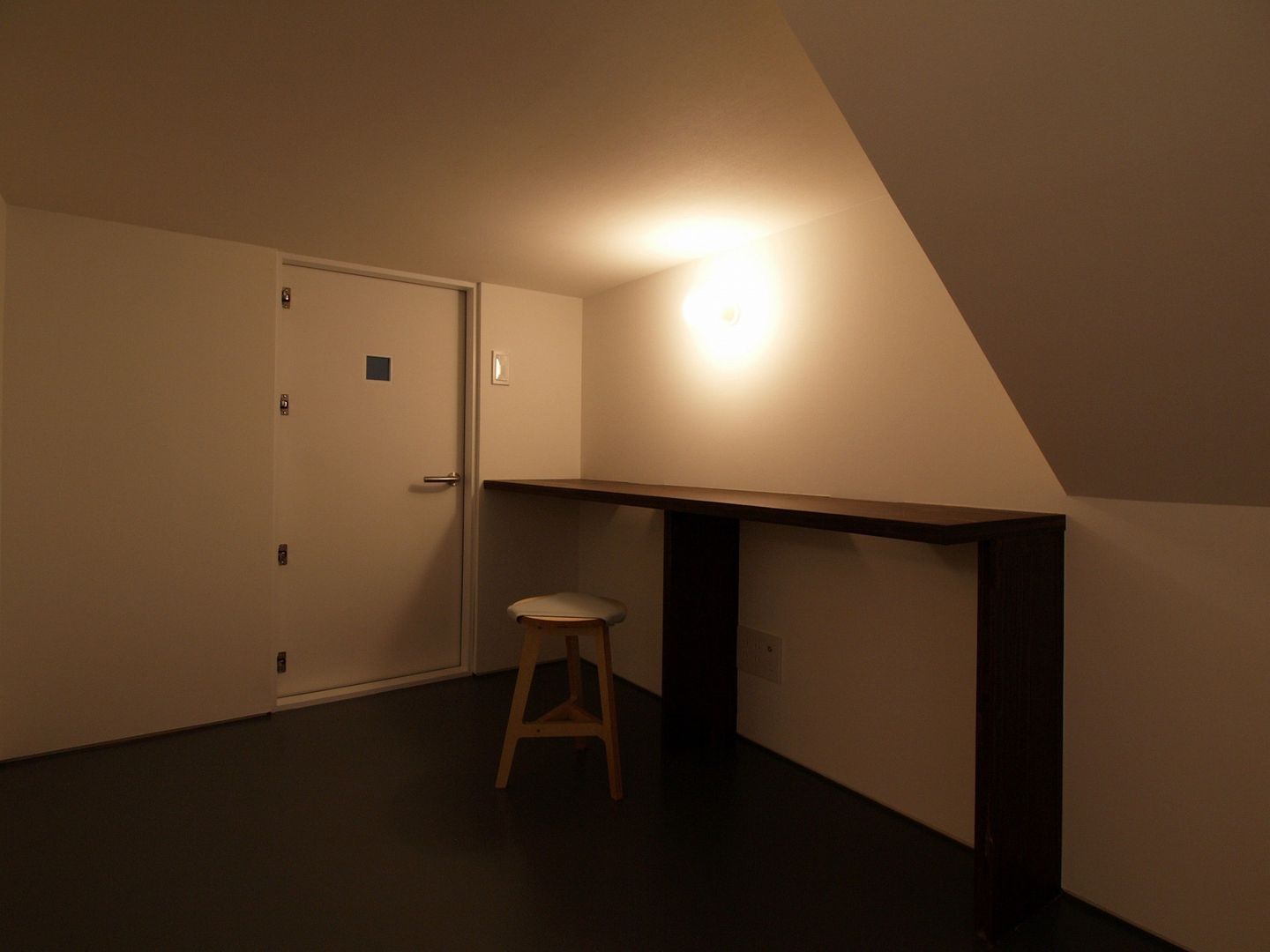 中二階が繋ぐ家, 富谷洋介建築設計 富谷洋介建築設計 Estudios y oficinas minimalistas