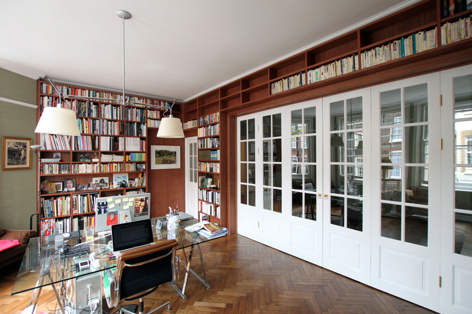 Wraparound Library & French Doors, Hampstead Tendeter Minimalistische studeerkamer