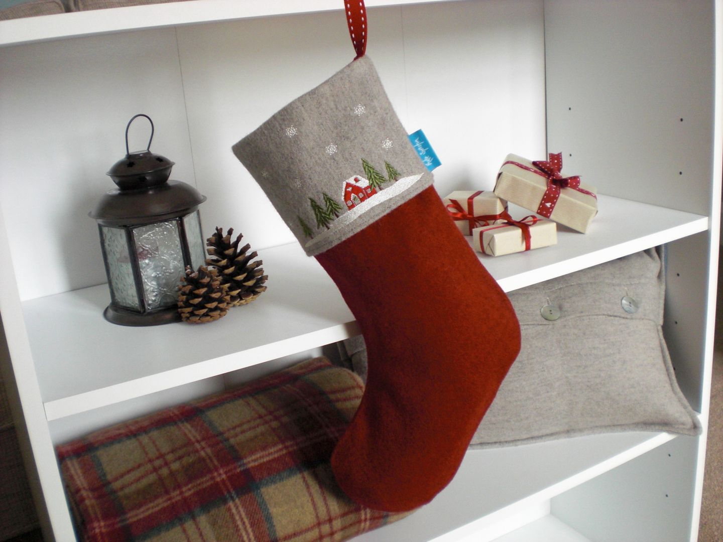 Winter Lodge Christmas Stocking Kate Sproston Design カントリースタイルの 寝室 テキスタイル
