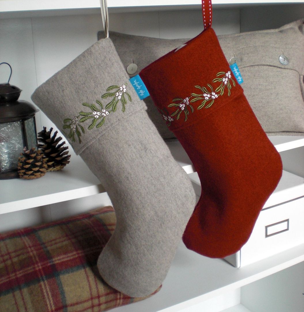 Mistletoe Embroidered Christmas Stockings Kate Sproston Design Dormitorios de estilo rural Textiles