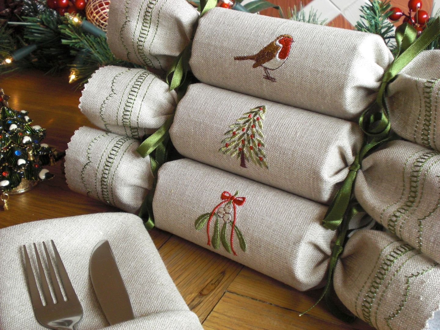 Woodland Reusable Christmas Crackers Kate Sproston Design Casas de estilo rural Artículos del hogar