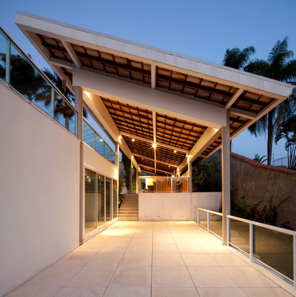 Casa FP por Joao Diniz Arquitetura JOAO DINIZ ARQUITETURA Varandas, alpendres e terraços modernos