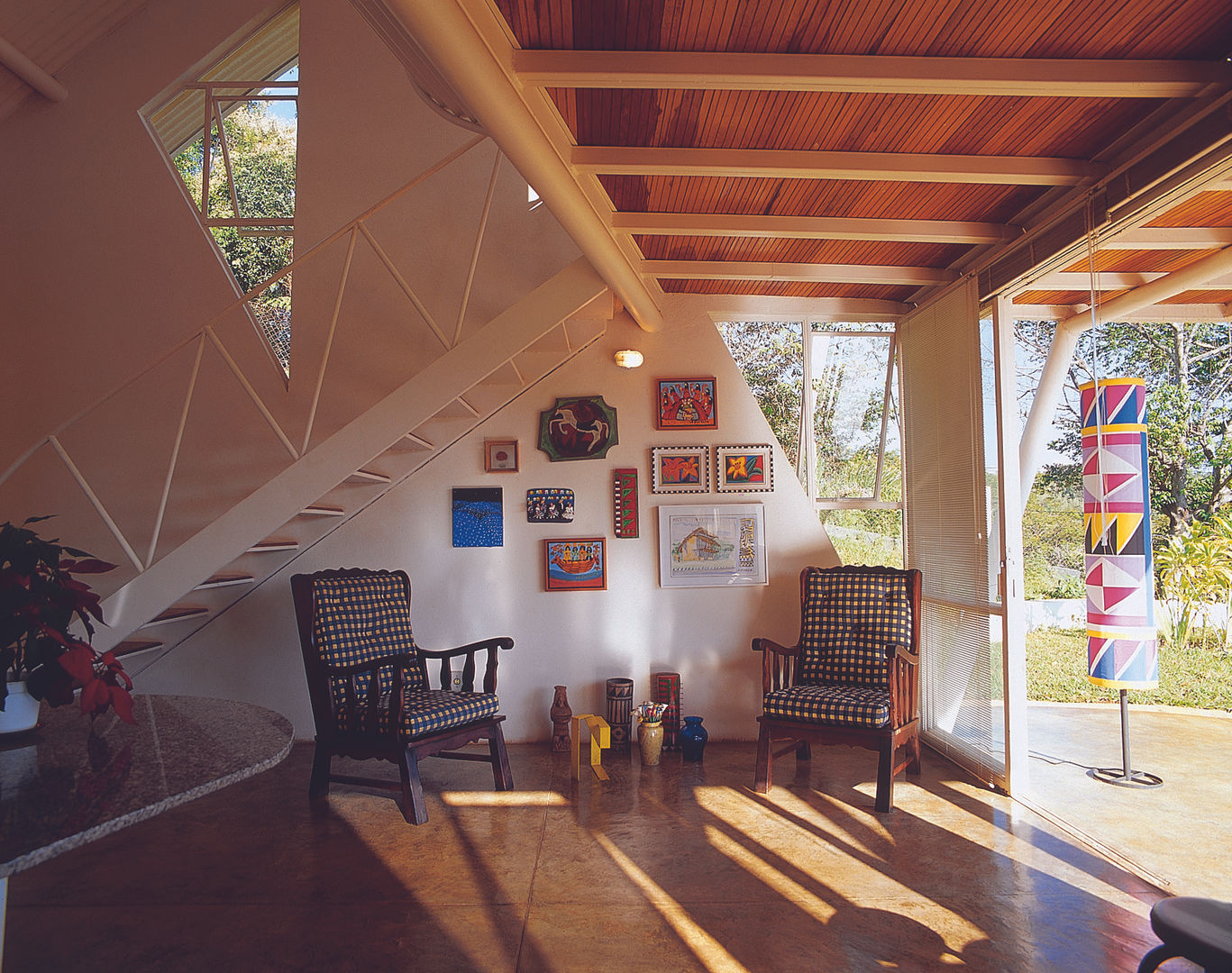 Casa Eugênia por Joao Diniz Arquitetura, JOAO DINIZ ARQUITETURA JOAO DINIZ ARQUITETURA Modern living room