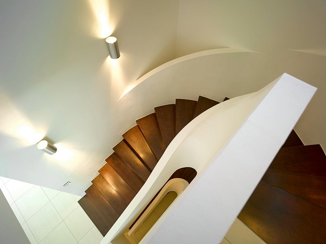 Haus mit Blick in die Weinberge, Rosenberger + Neidhardt Rosenberger + Neidhardt Modern Corridor, Hallway and Staircase