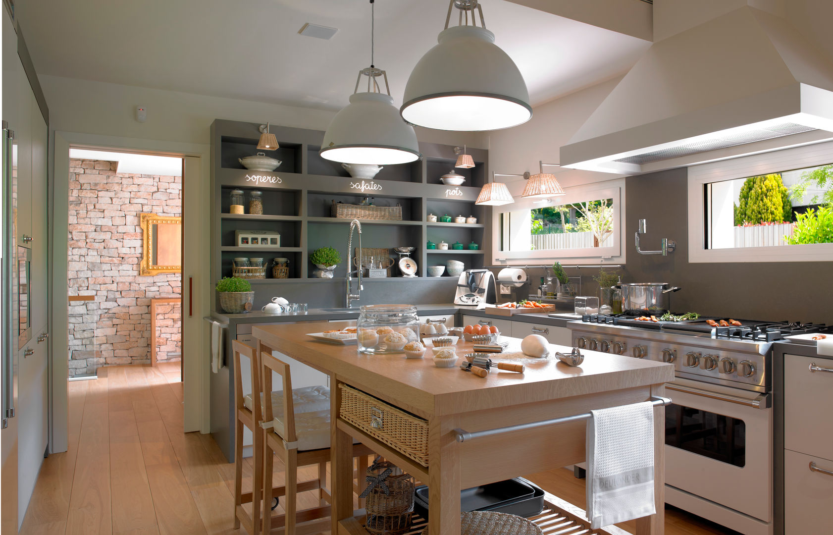 Cocina con isla homify Cocinas de estilo moderno