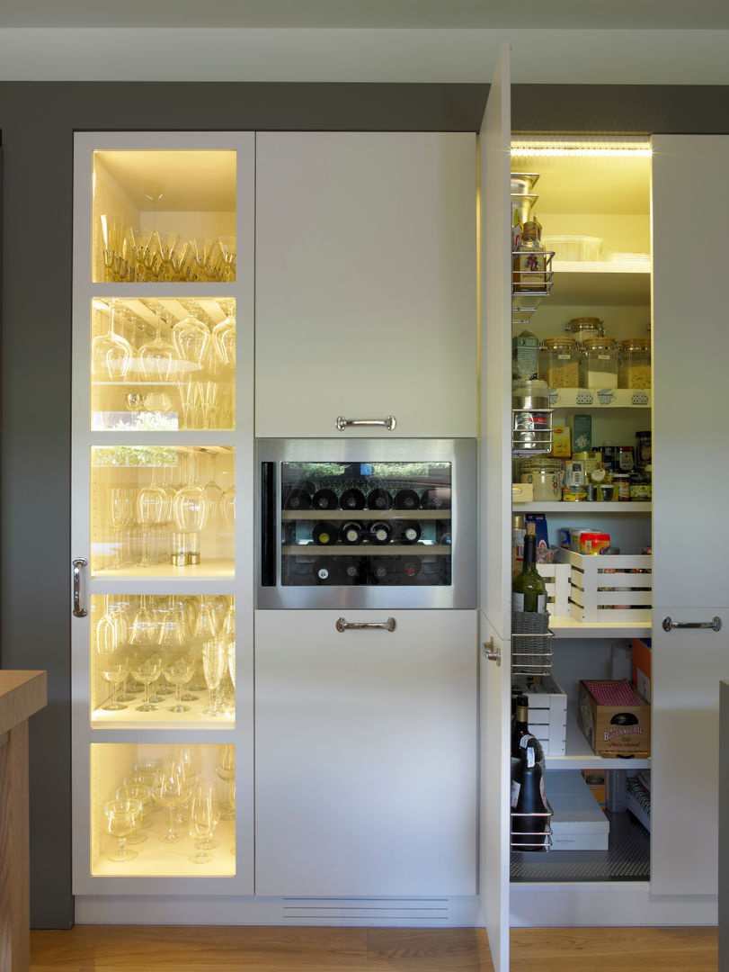 Área de despensa y de almacenaje de la cristalería homify Cocinas de estilo moderno