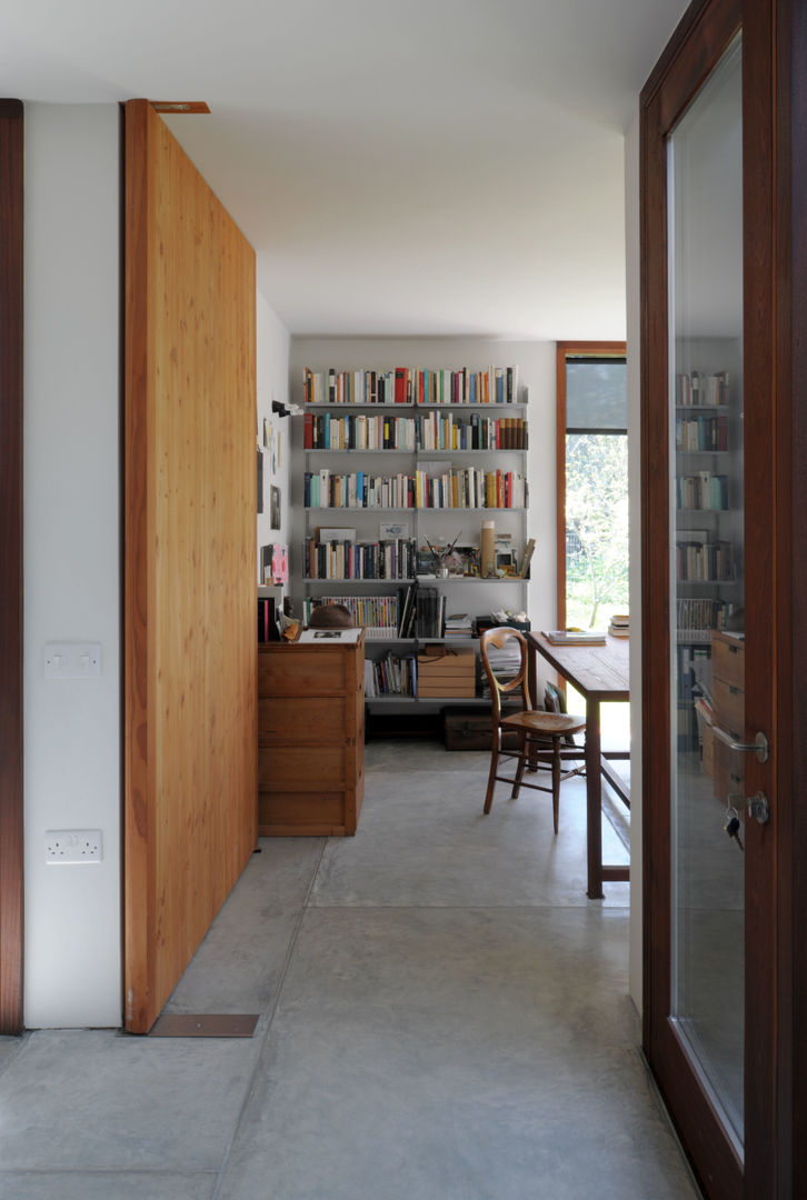 A Timber-Clad House Design on the Isle of Wight: The Sett, Dow Jones Architects Dow Jones Architects ミニマルデザインの 書斎