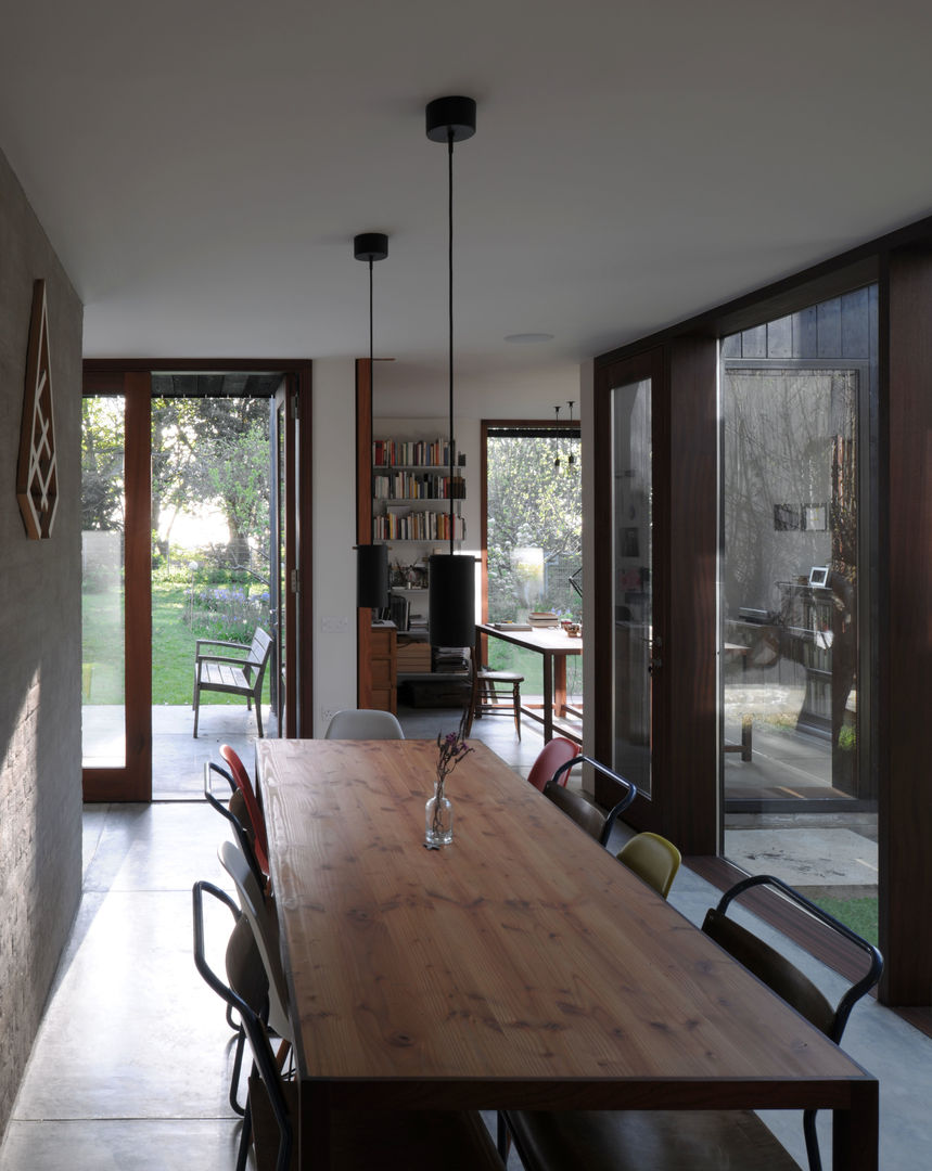 A Timber-Clad House Design on the Isle of Wight: The Sett, Dow Jones Architects Dow Jones Architects Minimalistyczna jadalnia