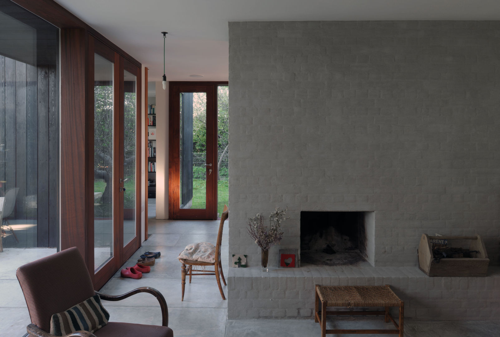 A Timber-Clad House Design on the Isle of Wight: The Sett, Dow Jones Architects Dow Jones Architects Salas de estilo minimalista