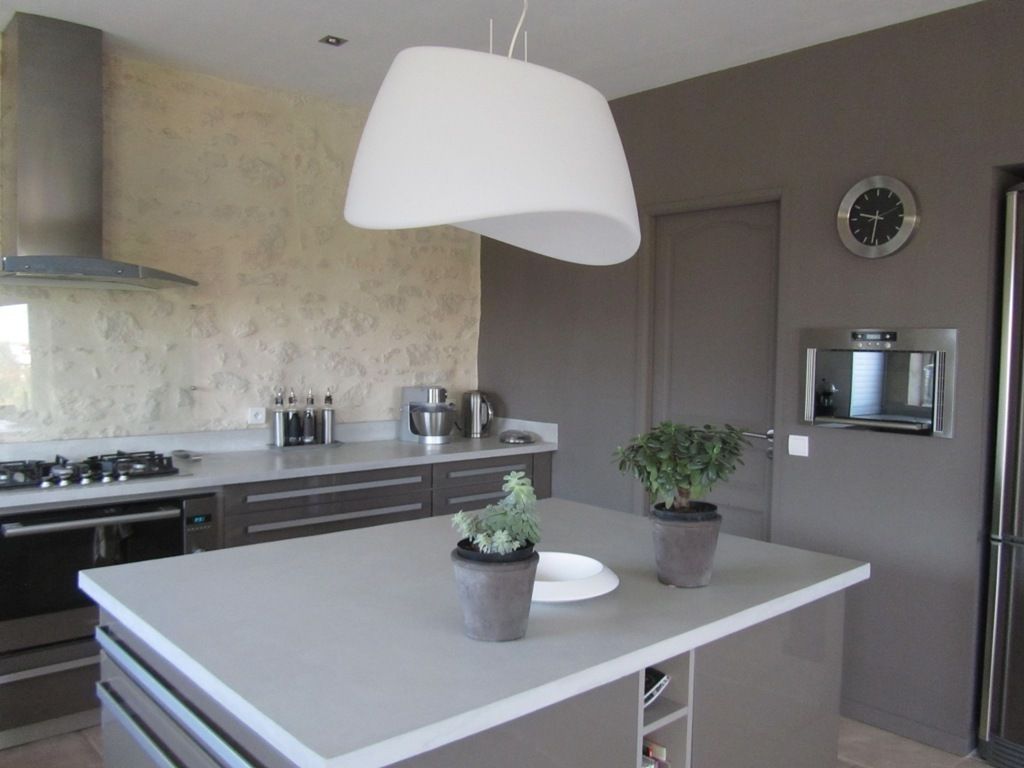 LE BETON CIRE DANS TOUTE LA MAISON, CATHERINE PENDANX CATHERINE PENDANX Modern kitchen Bench tops