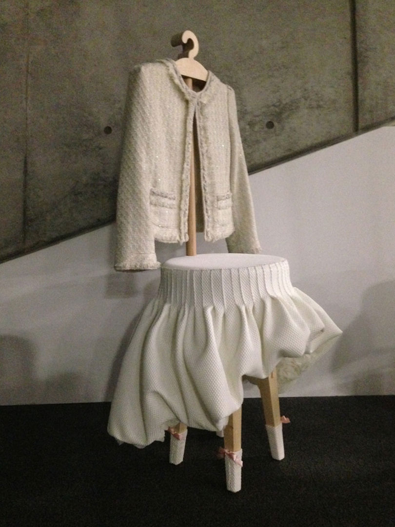 Dress up stool, Studio KANALI Studio KANALI Livings modernos: Ideas, imágenes y decoración Taburetes y sillas