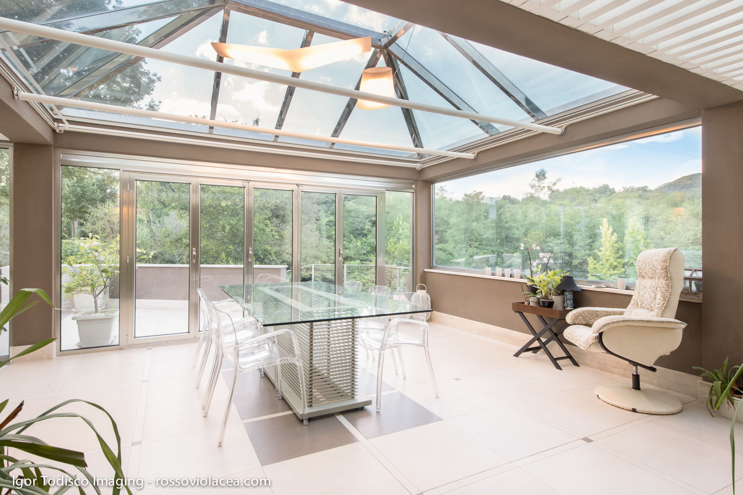 homify Modern conservatory