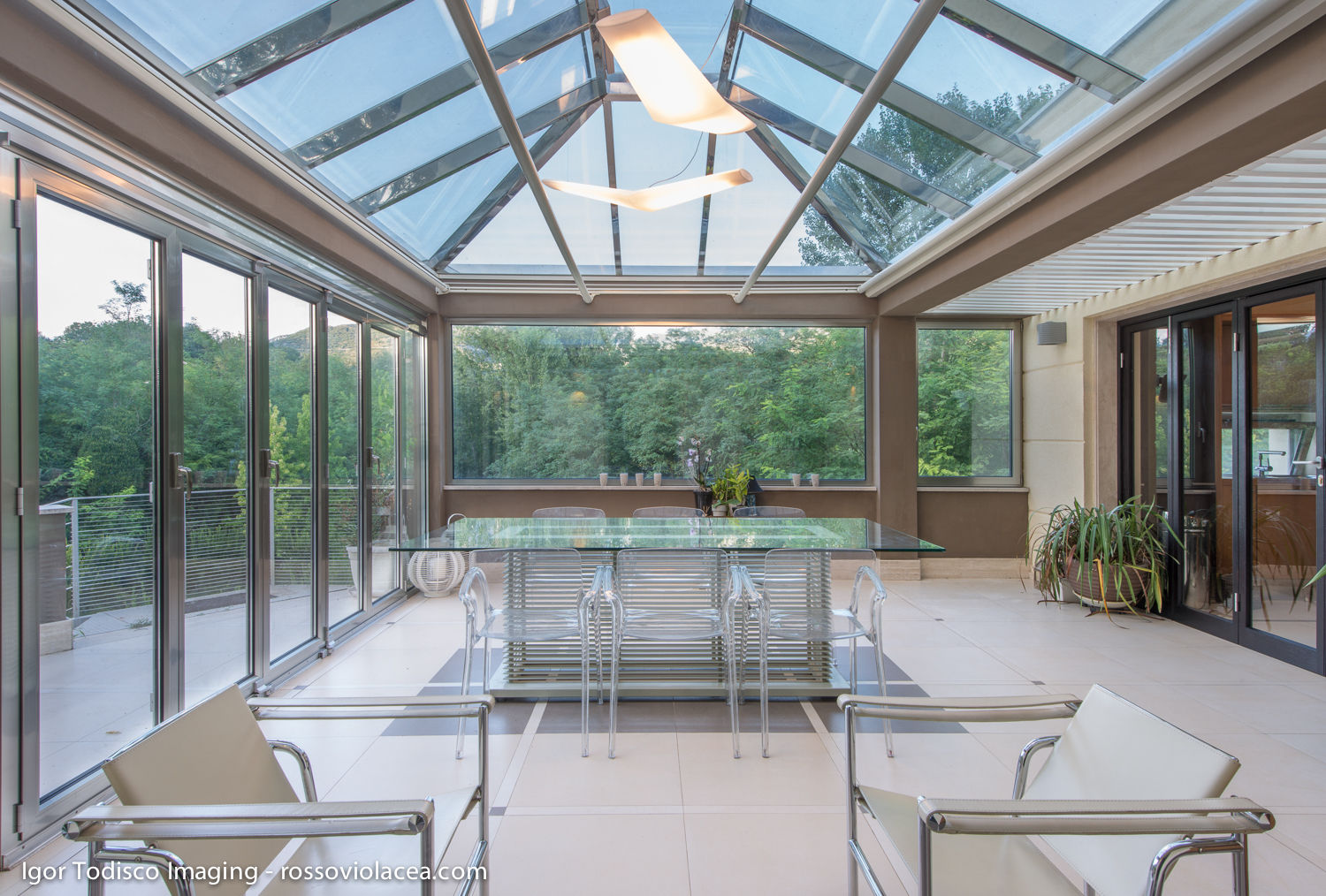 homify Modern conservatory