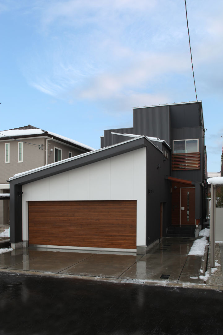 THE HOUSE WITH CAR-GARAGE IN ICHINOMIYA CITY JAPAN, 株式会社 アトリエ創一級建築士事務所 株式会社 アトリエ創一級建築士事務所 Modern houses