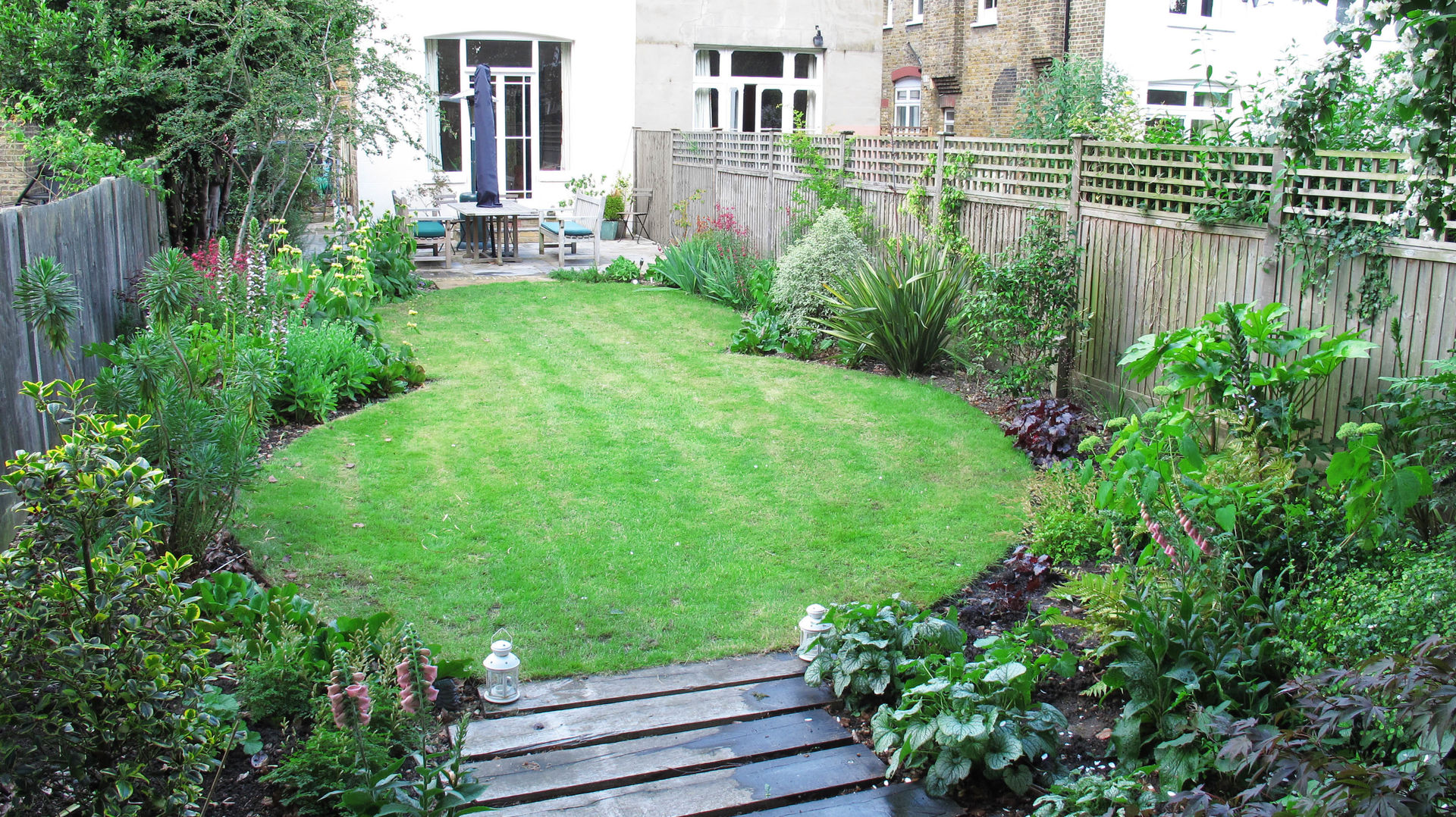 Lawn and Borders Fenton Roberts Garden Design حديقة