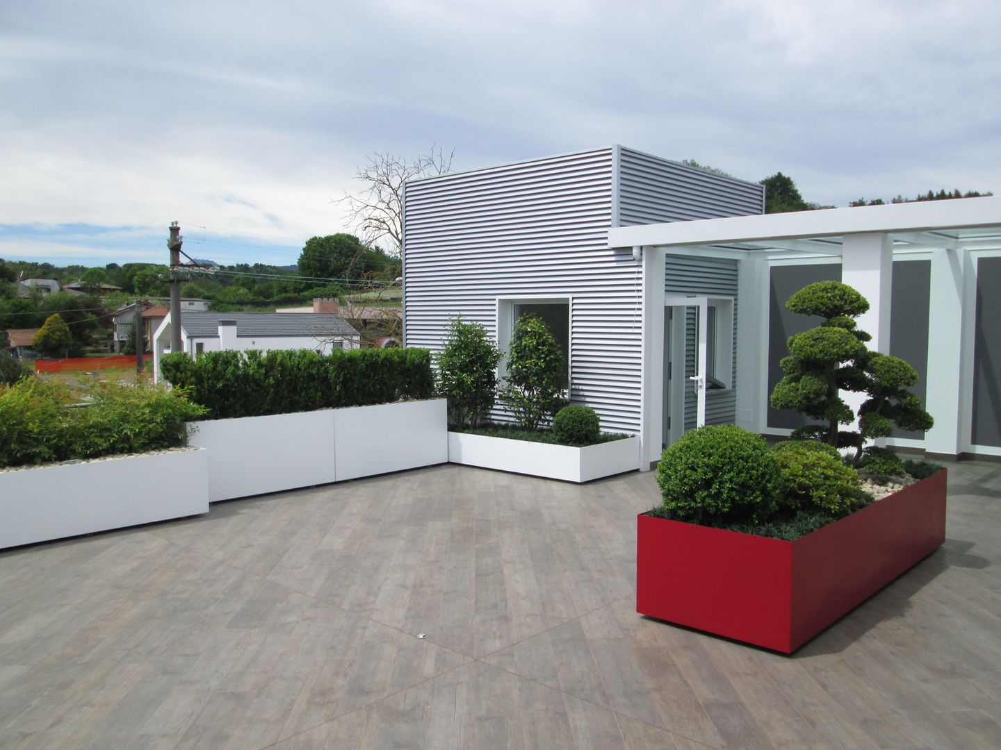 Terrazzo moderno: verde, bianco, rosso (foto 1) Midori srl Balcone, Veranda & Terrazza in stile moderno