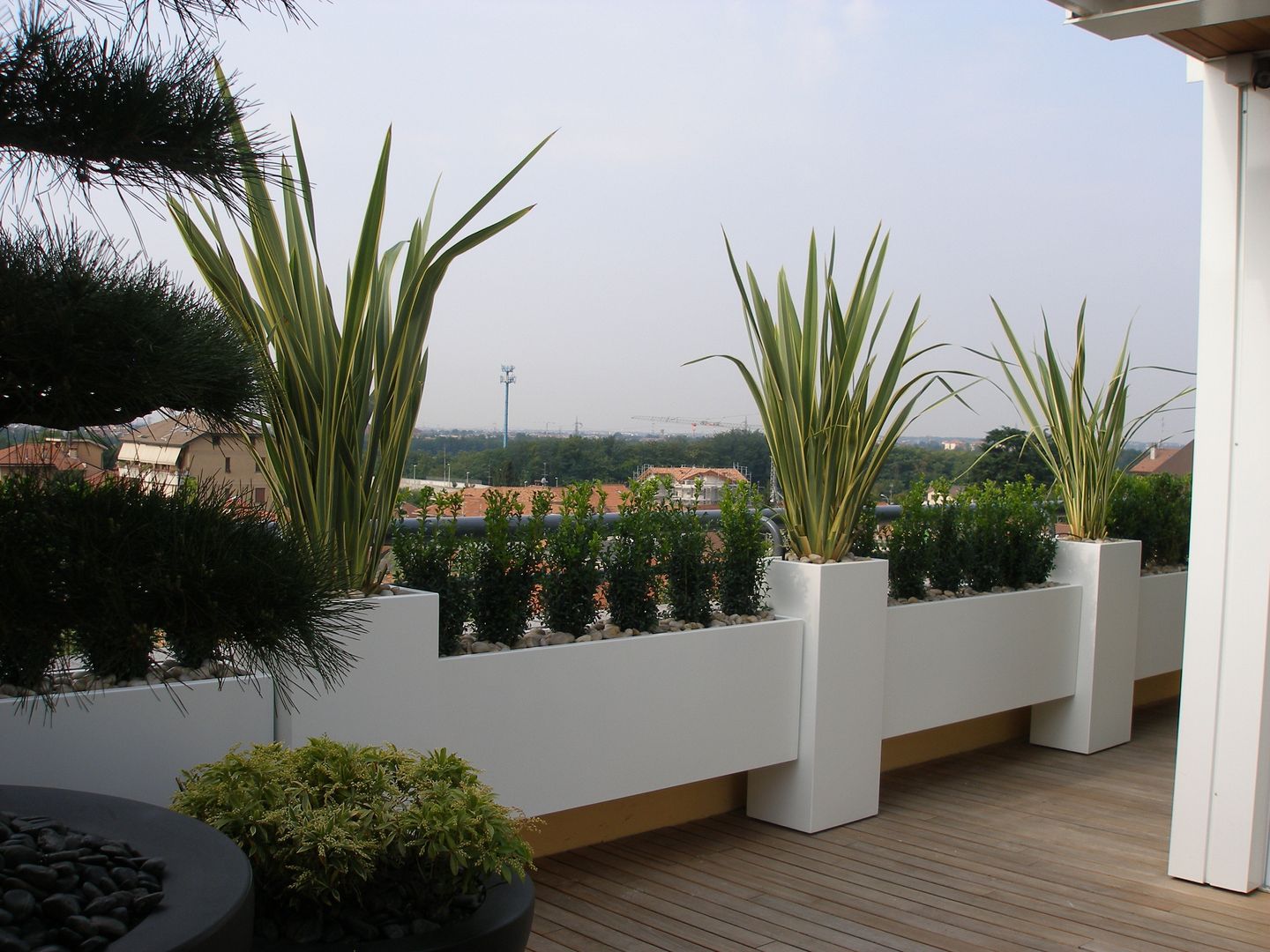 Terrazzi moderni progettati e realizzati in stile moderno, Midori srl Midori srl Moderne balkons, veranda's en terrassen