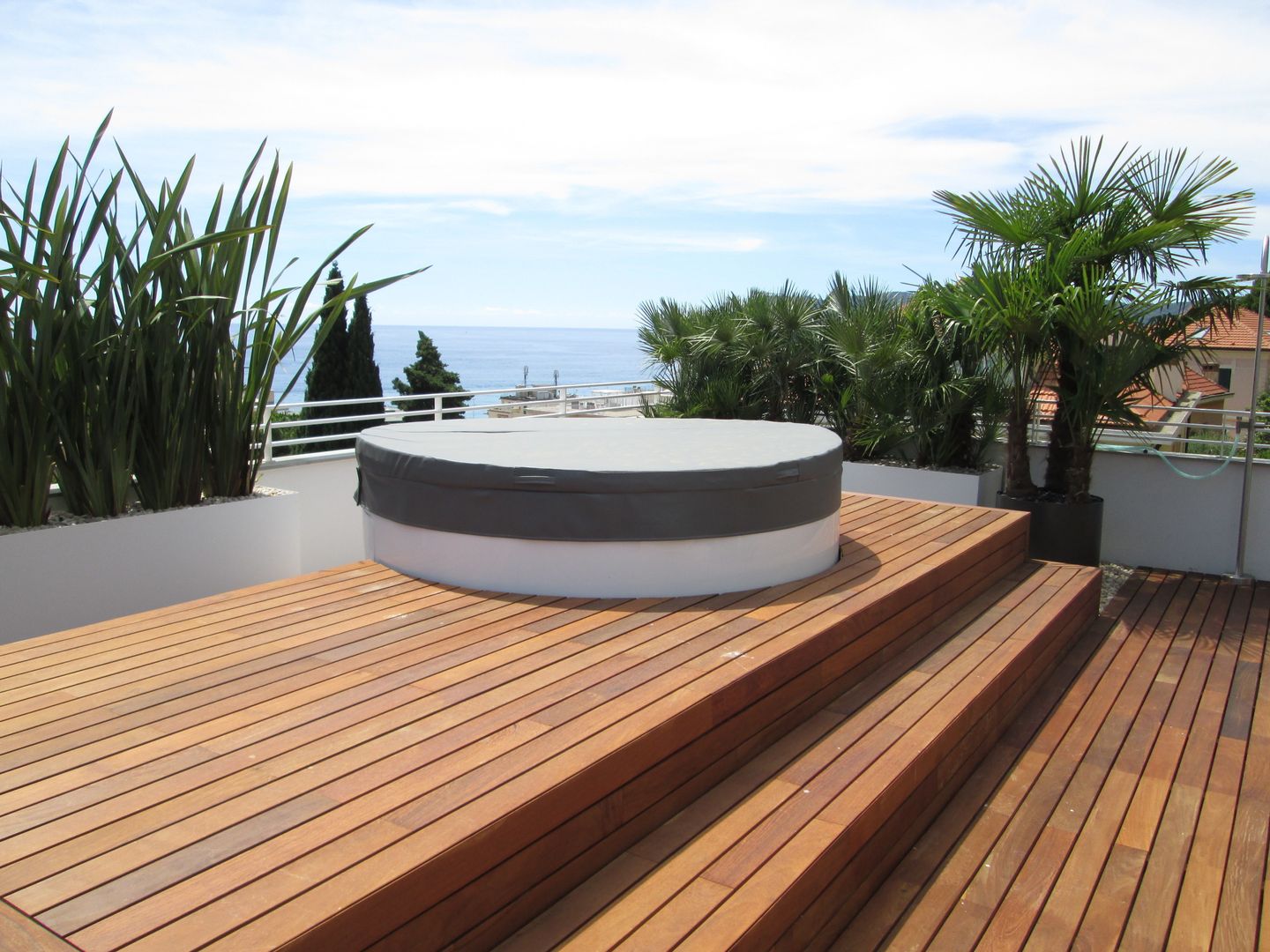 Terrazzi moderni progettati e realizzati in stile moderno, Midori srl Midori srl Modern balcony, veranda & terrace