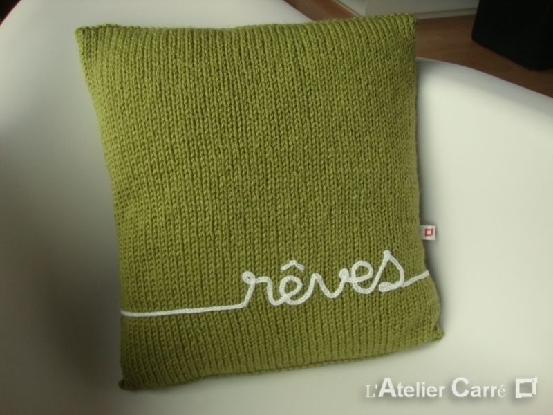 Coussin déco en tricot personnalisé à votre nom/prénom/mot, L'Atelier Carré L'Atelier Carré Livings de estilo ecléctico Accesorios y decoración