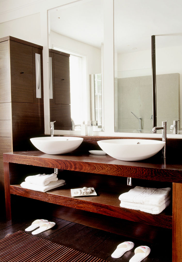 homify Modern bathroom