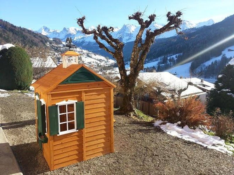 Bayberry Playhouse In French Alps Selwood Products Ltd Jardines de estilo escandinavo Columpios y zonas de juego