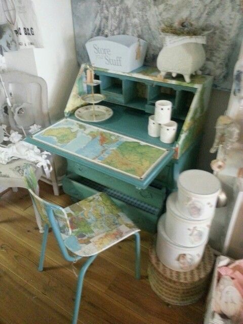 Bureau decoupage met oude bosatlas, gustaviaans vintage homestyle gustaviaans vintage homestyle Eclectische studeerkamer Kasten & planken