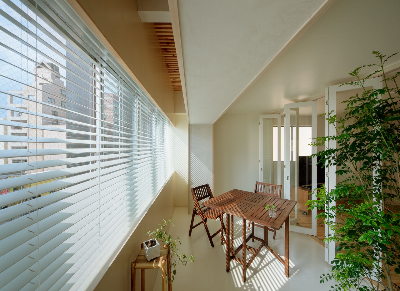 インナーテラス 上部は格子で空気が循環する UZU architects 北欧スタイルの 温室 財産,家具,テーブル,建物,椅子,工場,木,窓,インテリア・デザイン,シェード