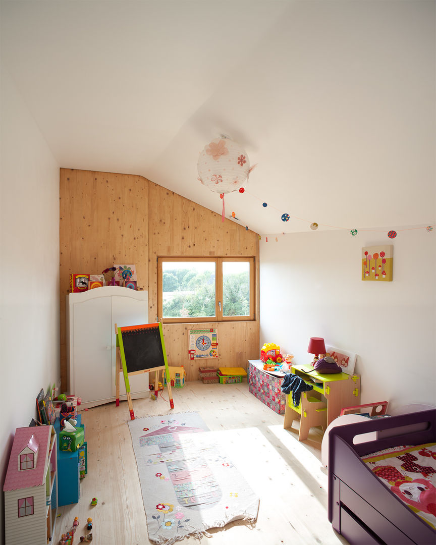 homify Minimalist nursery/kids room